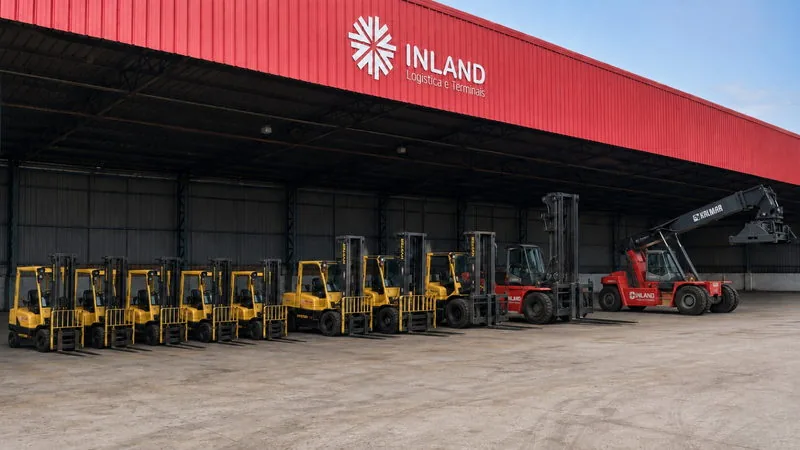 Empilhadeiras e reach stacker da frota própria da Inland